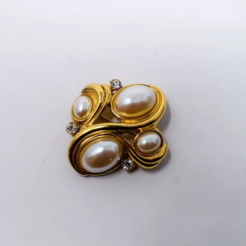 Monet signed gold tone faux pearl rhinestone brooch pin